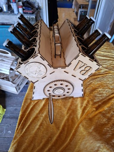 V8 Motor mit 8 Dosen